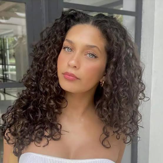 Cabello con ondas suaves y definidas