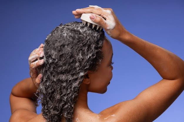 Persona lavándose el cabello